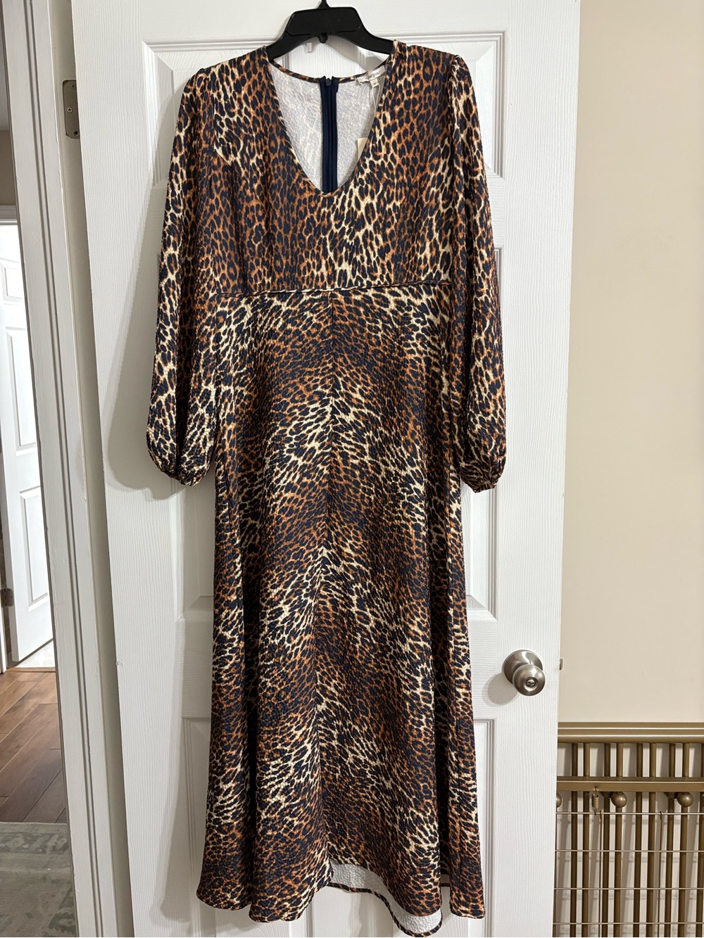Tyler Böe Zoe Leopard Print Maxi Dress Size 10 NWT Long Sleeve V Neck $291